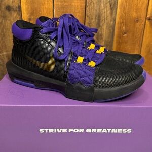 Nike LeBron Witness VIII Basketball Shoes